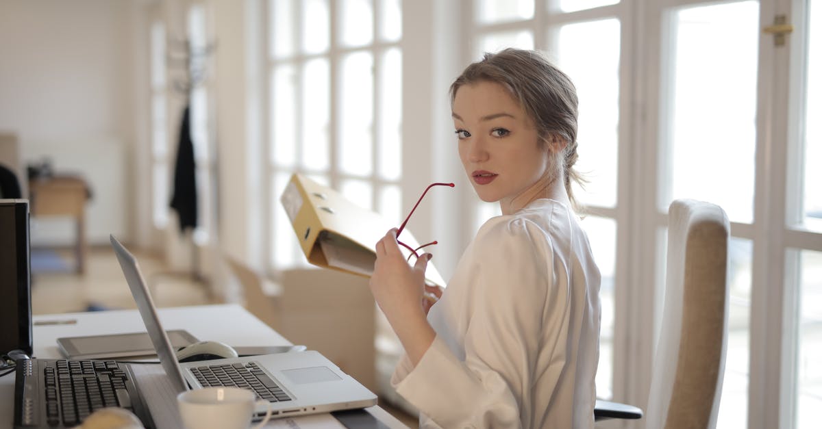 Can I transfer a PS4 save file to PC? - Elegant businesswoman with folder in office