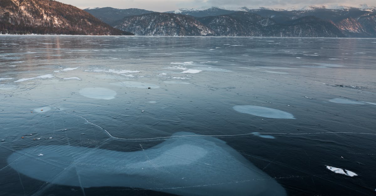 Difference between the PS4 and GoG version of Mount and Blade? - Picturesque mountains and icy lake with blots on surface