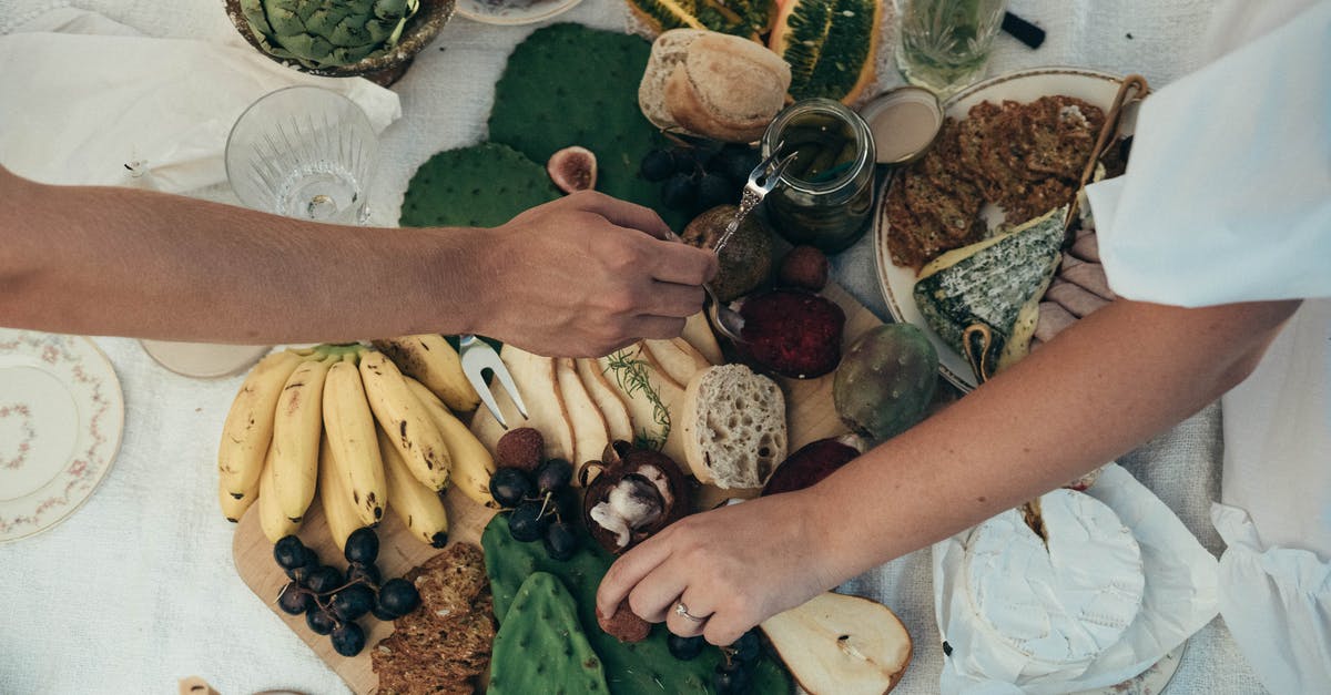 Do ghouls need to eat and drink to survive? - Couple having healthy picnic together in summer