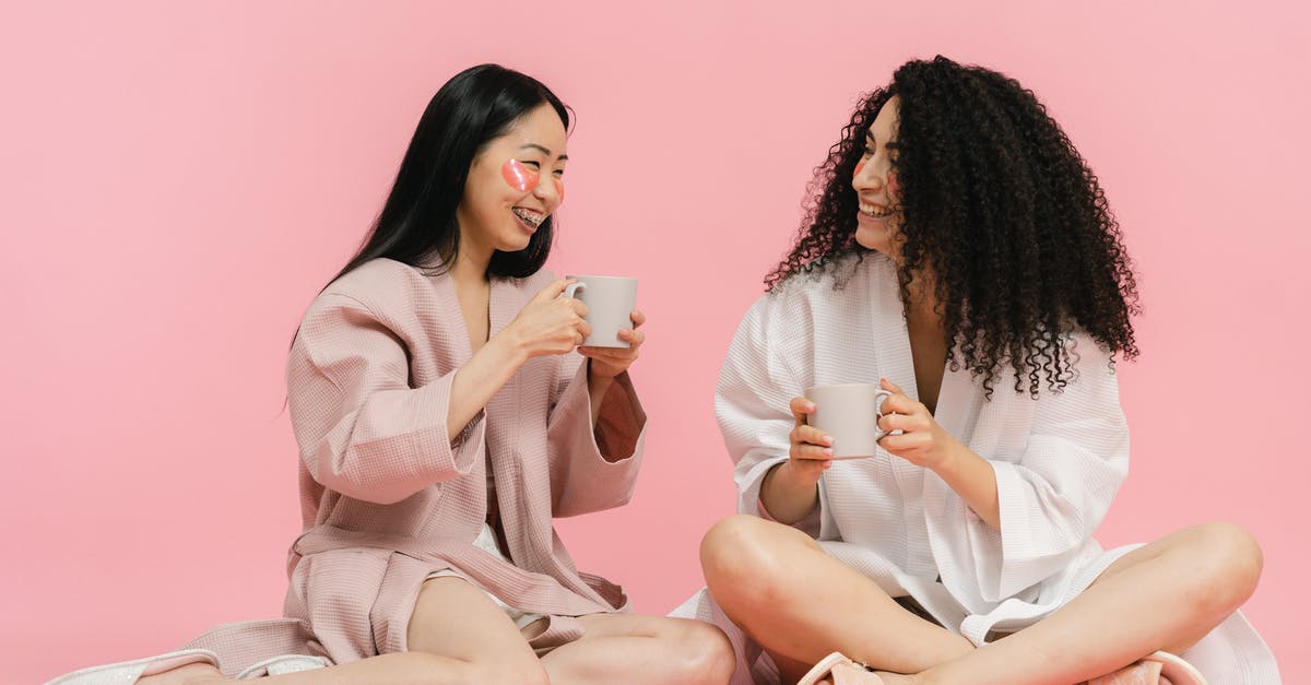 Does Black Mesa have a toggle scope option? - Two women in bathrobes sitting on floor and having break with cup of tea