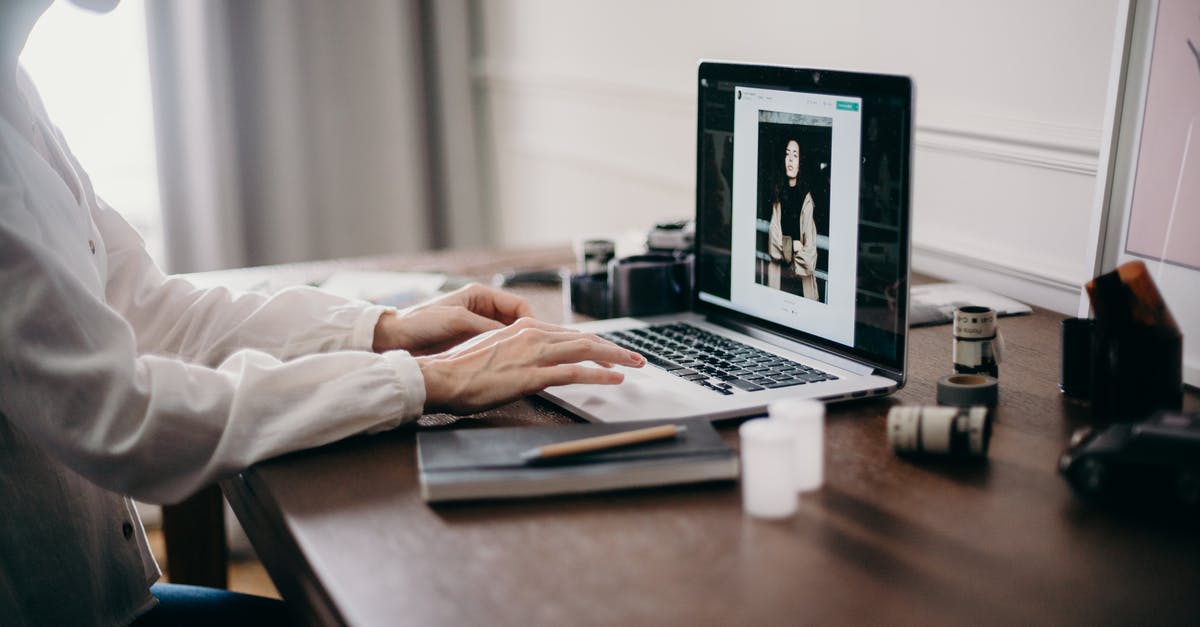 Game sharing not working - Selective Focus Photography of Woman Using Macbook Pro