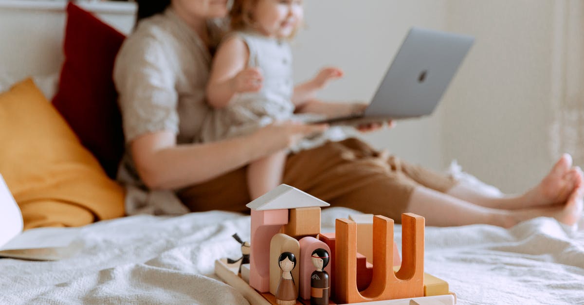 How can I make players share damage using command blocks? - Mother with daughter looking at laptop