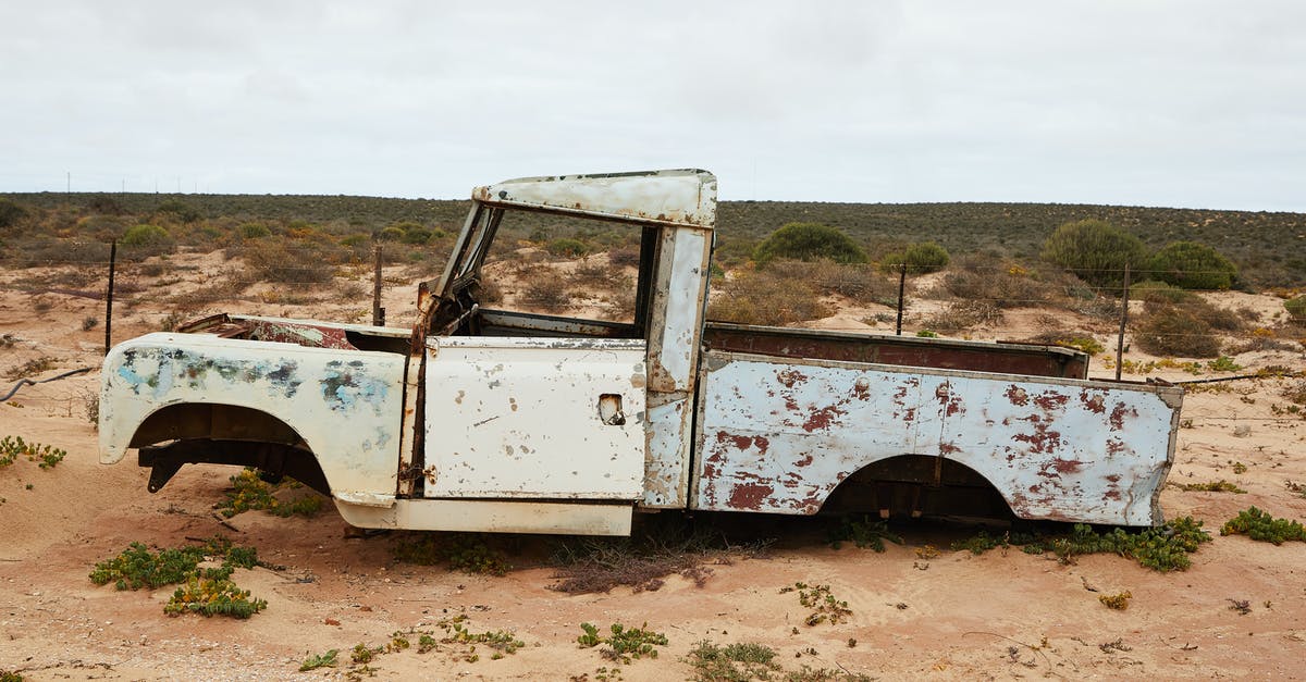 How do I show/hide the HUD in Scrap Mechanic? - Rusty abandoned car near fence in desert