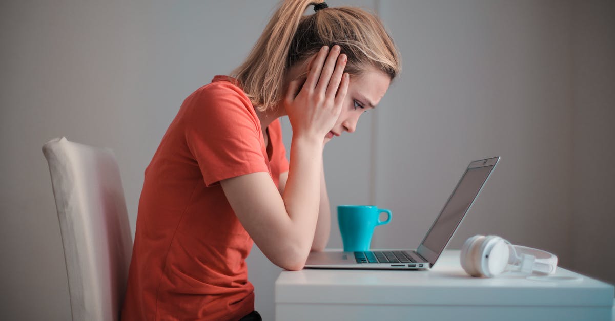 How do I use an altar? - Young troubled woman using laptop at home