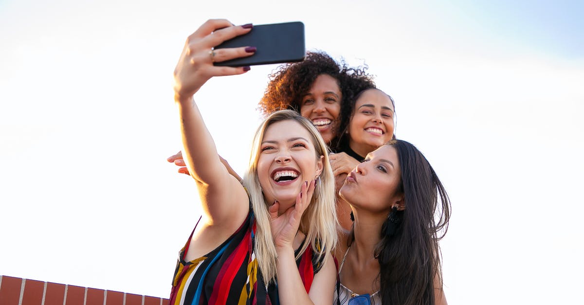 How do you capture mobs that come from the End? - Cheerful multiethnic girlfriends taking selfie on smartphone on sunny day