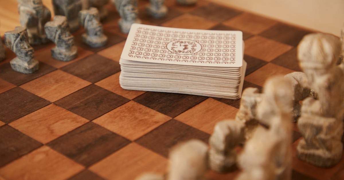 How does the choice between Kaathe and Frampt affect the game? - Chessboard with chess pieces and game of cards