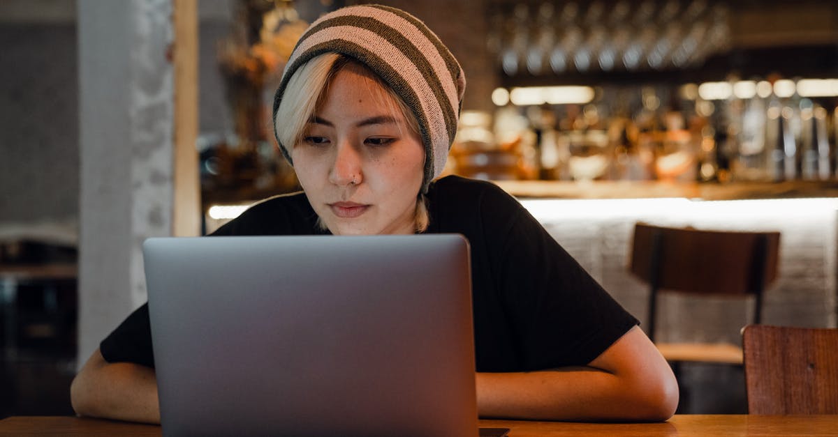 How to read a target bar - Young woman watching movie on laptop in cafe