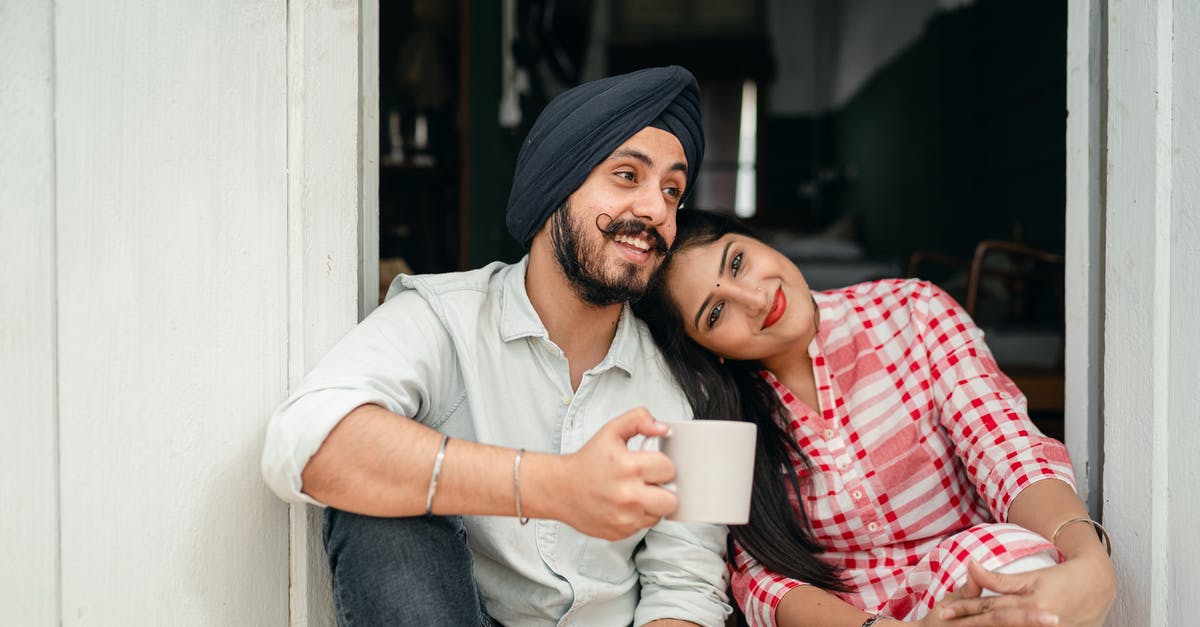 How to tell if someone is likely to attack? - Positive married couple relaxing on threshold of house