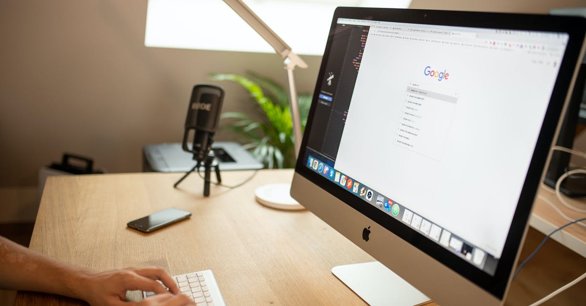 Minecraft icon is disappearing on Mac taskbar - A Person Browsing Google on iMac