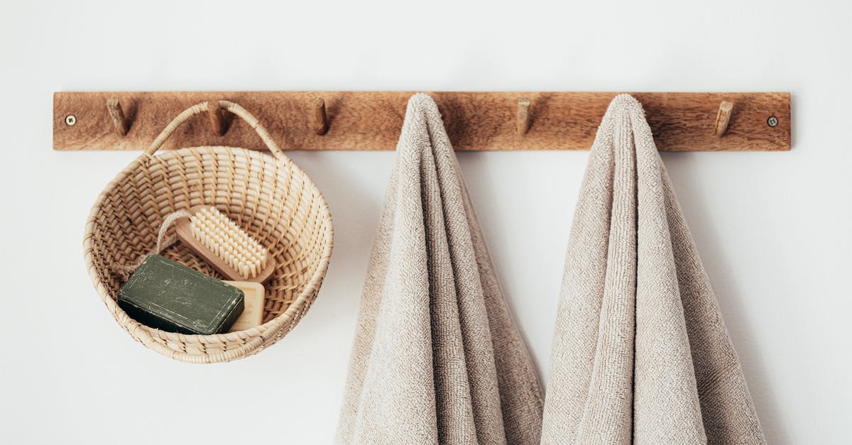 set home w./ commands - Wooden hanger with towels and basket with bathroom products