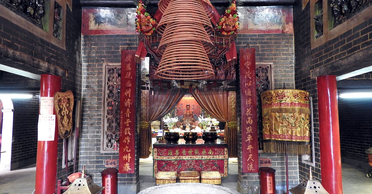 Temple Run 2 - Cannot pass the Slip n Sled Objective - Interior of traditional Asian temple with altar and hieroglyphs near floor lamp and baskets with different decorative elements