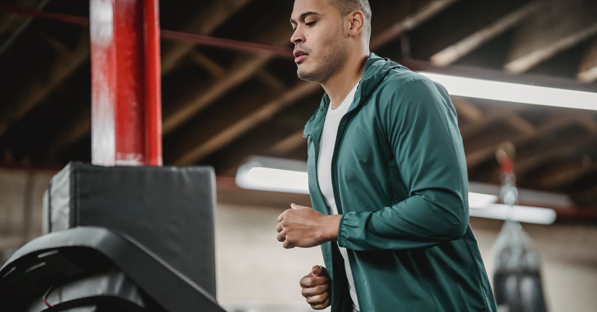 What determines the speed of a Soul Challenge? - Serious man running on treadmill and watching on display