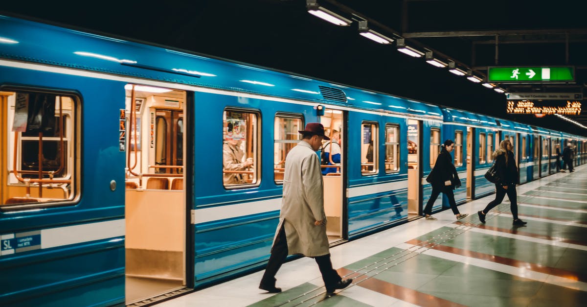 What is the most efficient rail layout? - Metro station with passengers on platform