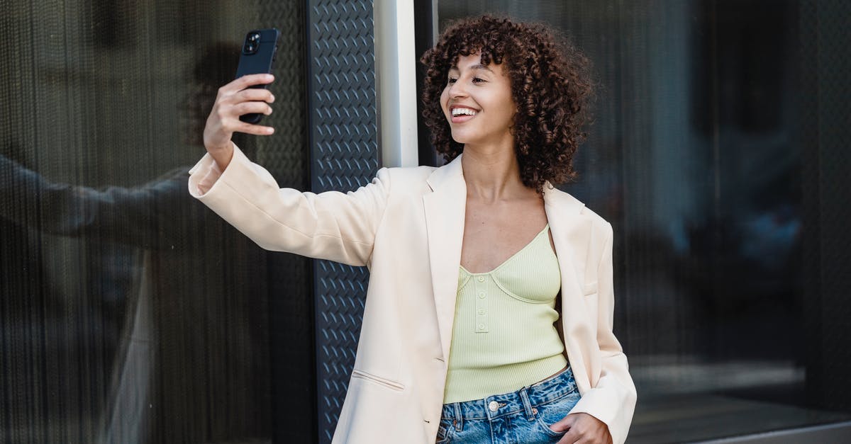 What kind of tarot is used in Persona 5? - Positive ethnic woman taking self portrait on smartphone in town