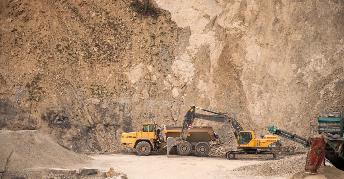 What mining resource will make the most money? Elite Dangerous - Excavator near industrial machines in quarry