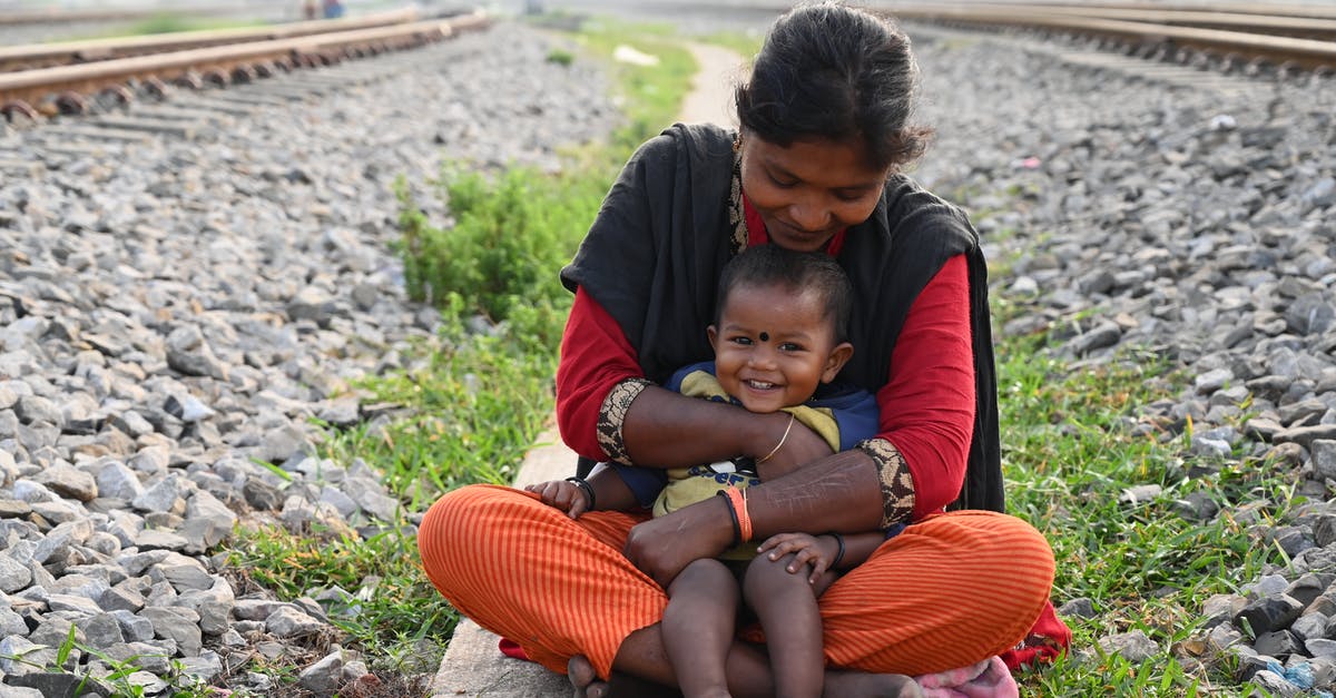 What mods can you put in clothing in 7 Days to Die? - Woman hugging a baby 